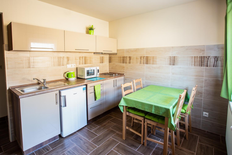 Others 5, Turkiz Apartman, Tokaji