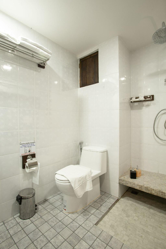 Bathroom 16