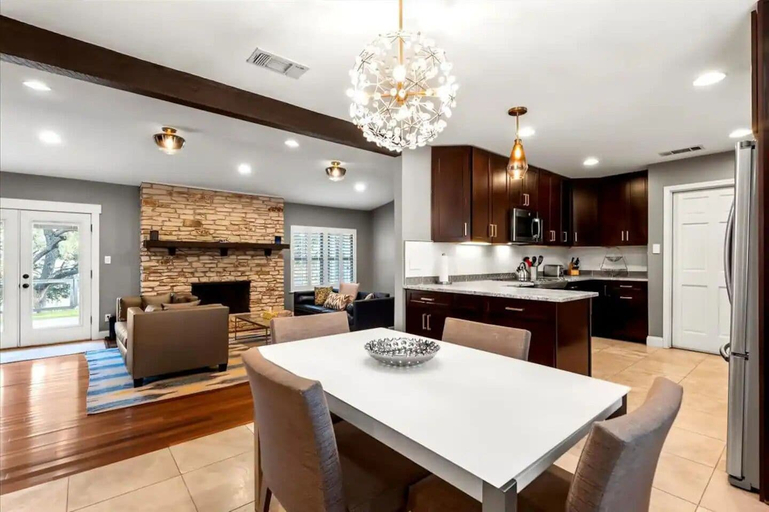 Others 4, Spacious Retreat with Private Pool, Travis