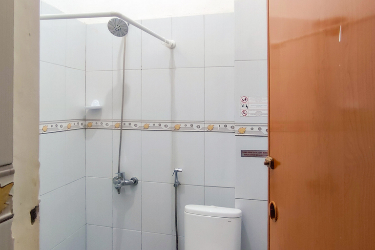 Bathroom 4, RedDoorz Syariah Near RSUP Dr. M. Djamil Padang, Padang