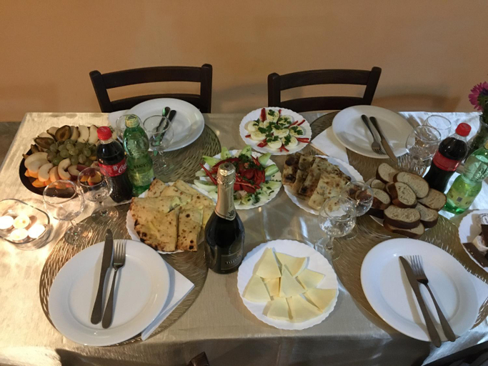 Food & Drinks 4, Lisaneli, Mestia