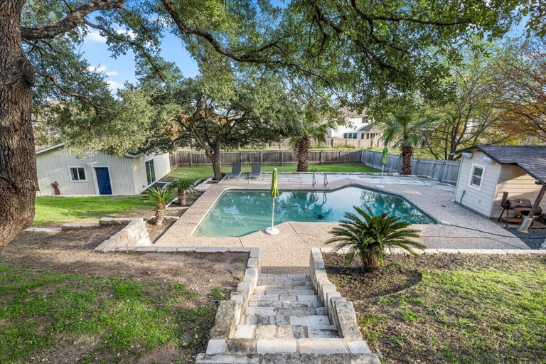 Sport & Beauty 1, Spacious Retreat with Private Pool, Travis