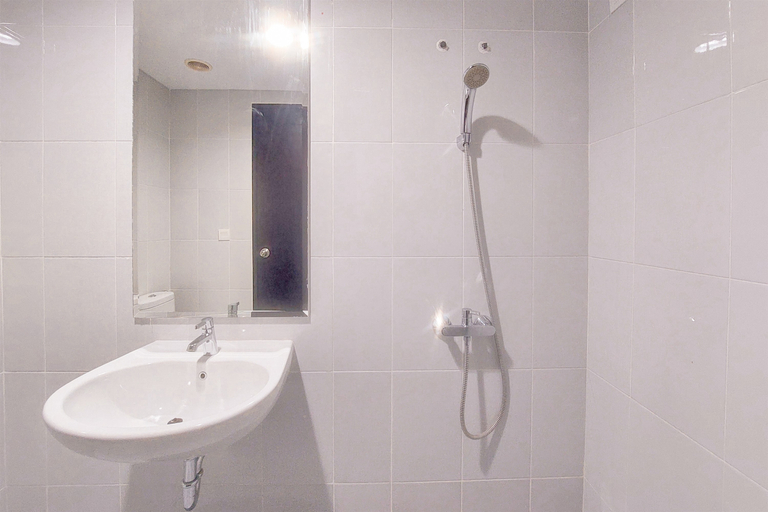 Bathroom 5, Spacious and Simple Studio Apartment Casa De Parco By Travelio, Tangerang