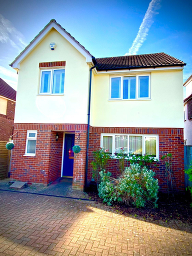 NEW! Luxury YELLOW HOUSE Bright Modern Detatched Home with PRIVATE PARKING, NETFLIX Close Luton, M1,, Central Bedfordshire