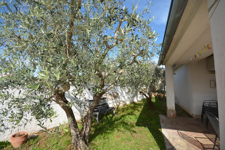 Others 4, Villa Vallelunga, Pula