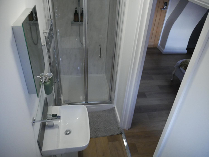 Bathroom 2, The Fox and Hounds, Northamptonshire