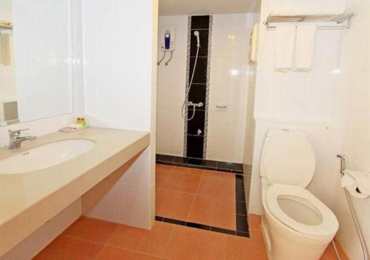 Bathroom 5, Convenient Grand Plus Hotel Suvarnabhumi, Bang Sao Thong