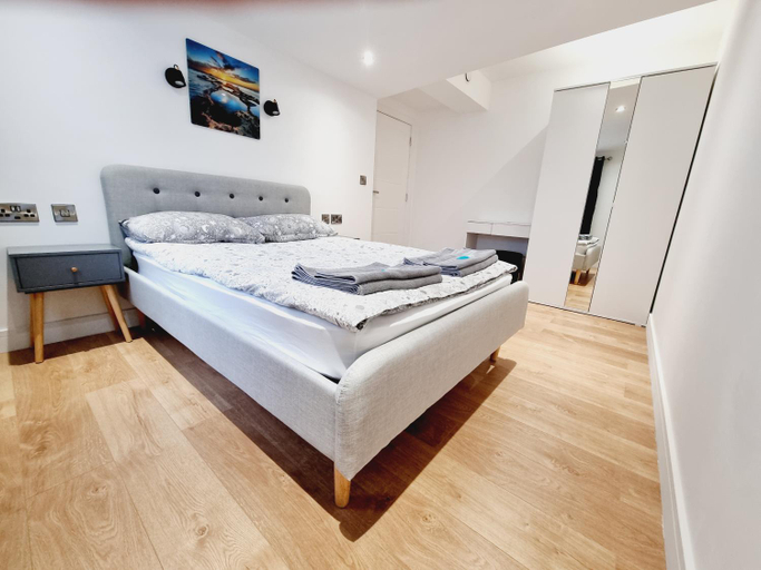 Bedroom 2, LMK, Ground floor, 1BR Apt Free parking EV charger, Belfast