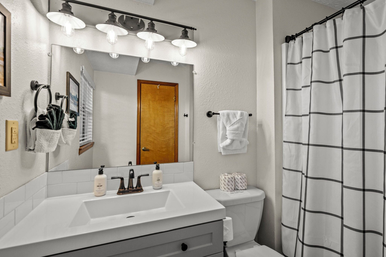 Bathroom, Pinecrest Townhomes, Sevier