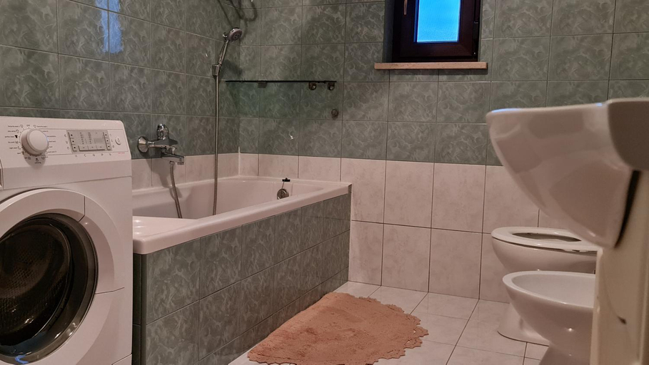 Bathroom, Minhen, Marčana