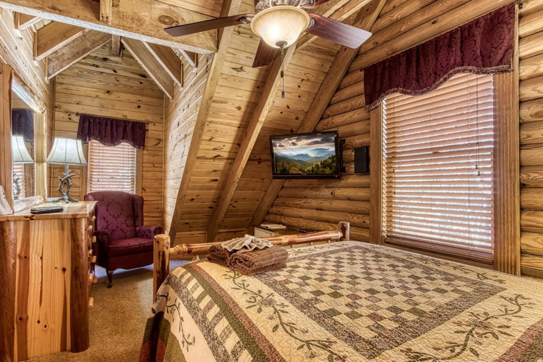 Bedroom 2, ER20 - Eagles Roost - Great location! - Close to town! cabin, Sevier