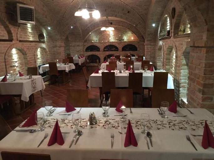 Food & Drinks 4, Merlot Borhotel es Latvanypince, Edelényi