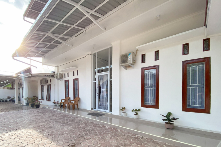 Exterior & Views 2, RedDoorz Syariah Near RSUP Dr. M. Djamil Padang, Padang