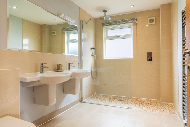 Bathroom 4, Retallack Resort Kingfisher Lodge, Cornwall
