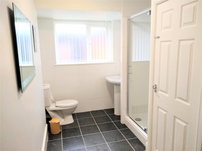 Bathroom 2, Modern comfy 2-Bedroom flat in St Helens, Saint Helens