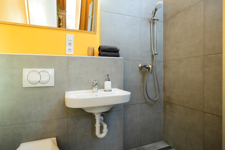 Bathroom 2, BudapeStayz - Raday Rooms, Budapesti
