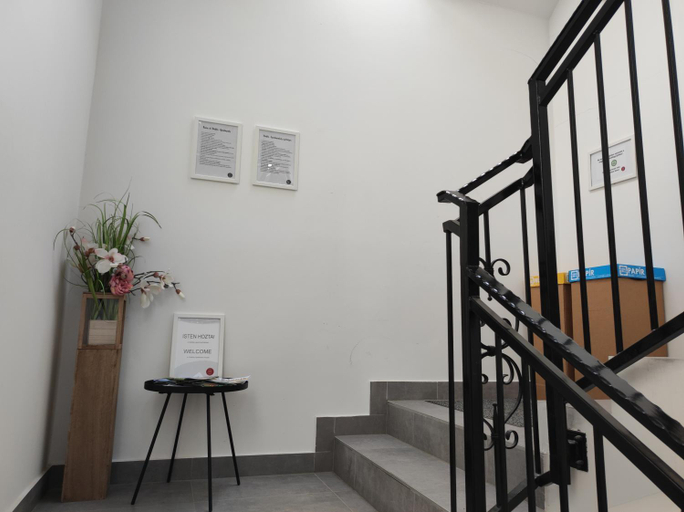 Public Area, Stafetahaz Apartmanok, Vác