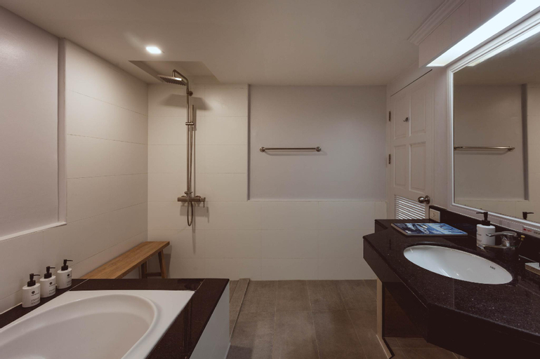 Bathroom 12