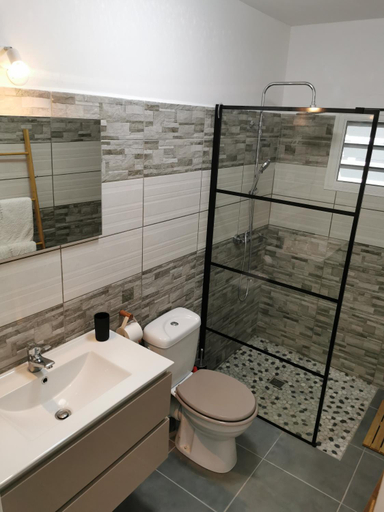Bathroom 5, L'amethyste, Saint-François