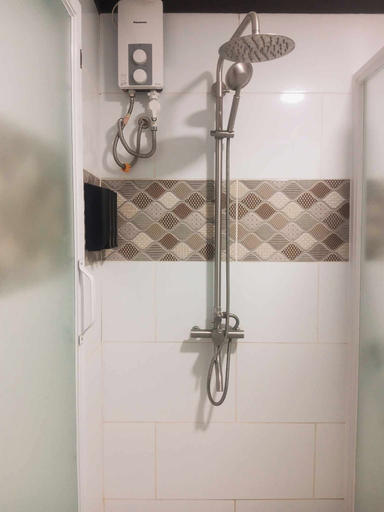 Bathroom 5, Krossroads Inn, Bagac