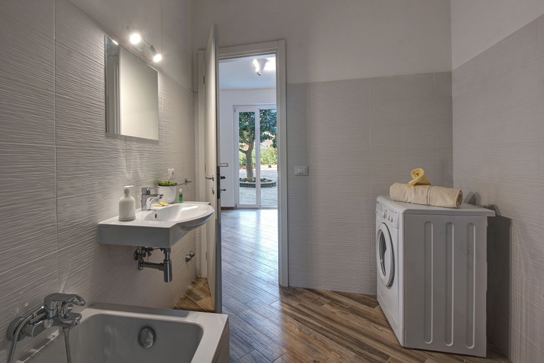 Bathroom 3, Clementine Country House, Napoli