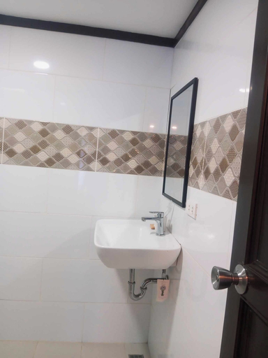 Bathroom 5, Krossroads Inn, Bagac
