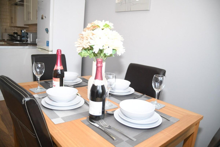 Others 4, A Charming 3-Bedroom Home in West Midlands, Walsall