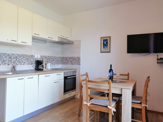 Others 4, Apartments and Room Caric, Jelsa