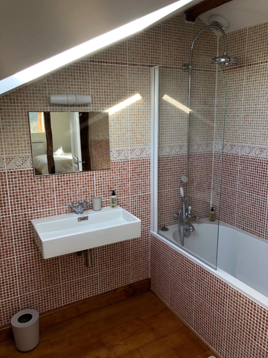 Bathroom 3, L'adret du bois, Pyrénées-Atlantiques