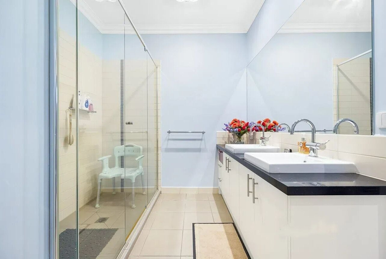 Bathroom, StayAU Pakenham Townhouse with Lakeview, Cardinia - Pakenham