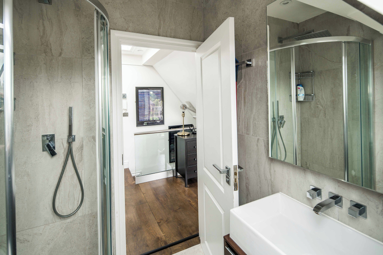 Bathroom 3, Sleek and Stylish 1BD Apt w/ Balcony, Hammersmith, London
