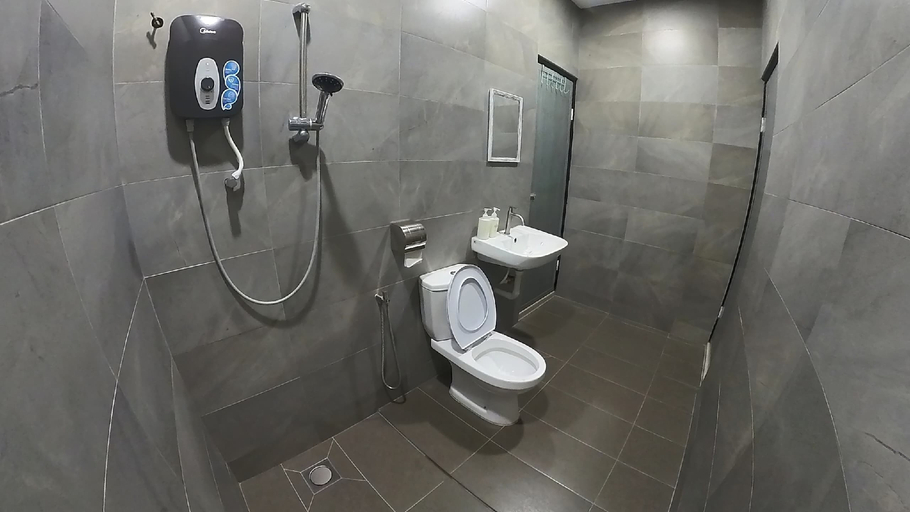 Bathroom 3, TH Ipoh Homestay@Simee, 10pax, 8mins to attraction, Kinta