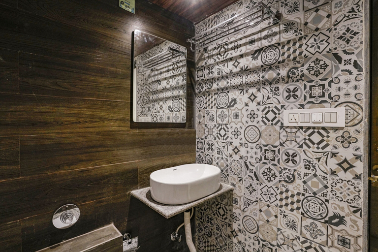 Bathroom 4, Fabhotel Peralz, Mumbai Suburban