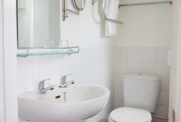 Bathroom 3, The Bell Hotel Woburn By Greene King Inns, Central Bedfordshire