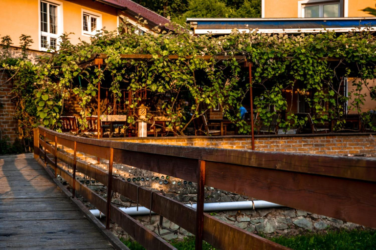 Others 2, restoran i prenociste Egghus, Našice