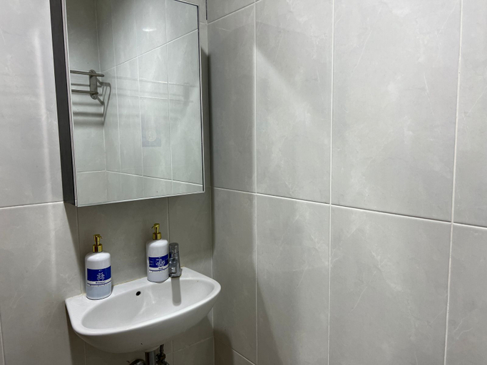 Bathroom, Lumens Thematic Apartment at Margonda Residence, Depok