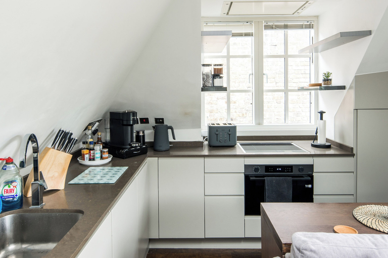 Others 4, Sleek and Stylish 1BD Apt w/ Balcony, Hammersmith, London