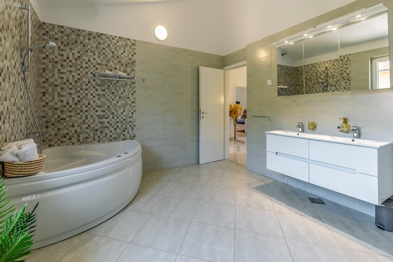 Bathroom 4, Lotus Villas Resort, Pula