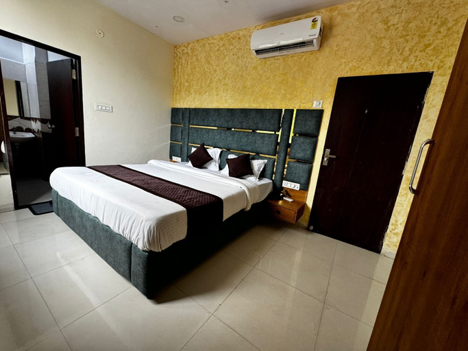 Bedroom 5, Hotel Apple INN, Indore