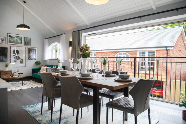 The Gatehouse by Grandeur Property, Poole