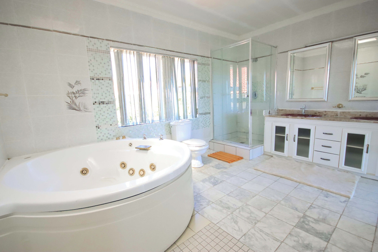 Bathroom, The Advocate Suites Manor
