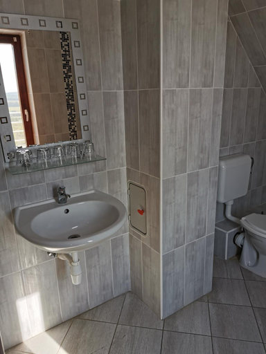 Bathroom 3, Merlot Borhotel es Latvanypince, Edelényi