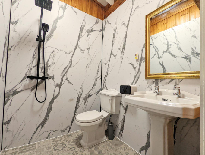 Bathroom, Kaoglen Apollo-Hot tub-Cairngorms-Pet friendly, Perthshire and Kinross