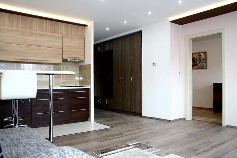 Others 3, F&M Apartman, Eger
