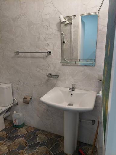 Bathroom 2, Pasindu Place, Weligama