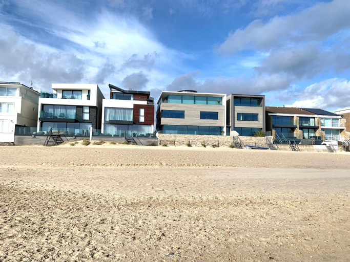 Top Floor Sandbanks Apartment with Free Parking just minutes from the Beach and Bars, Poole