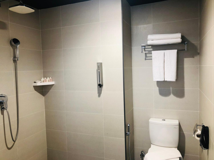 Bathroom 5, Sayarsan Hotel, Yangon