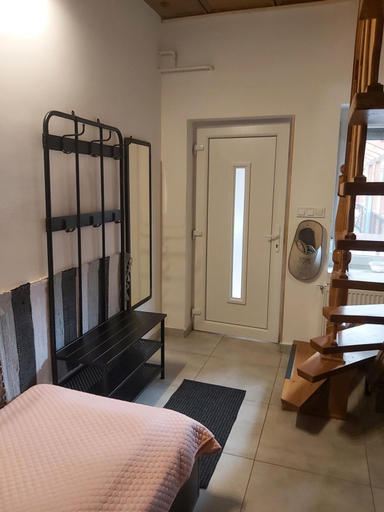Others 3, Viki Apartmanhaz, Dorog