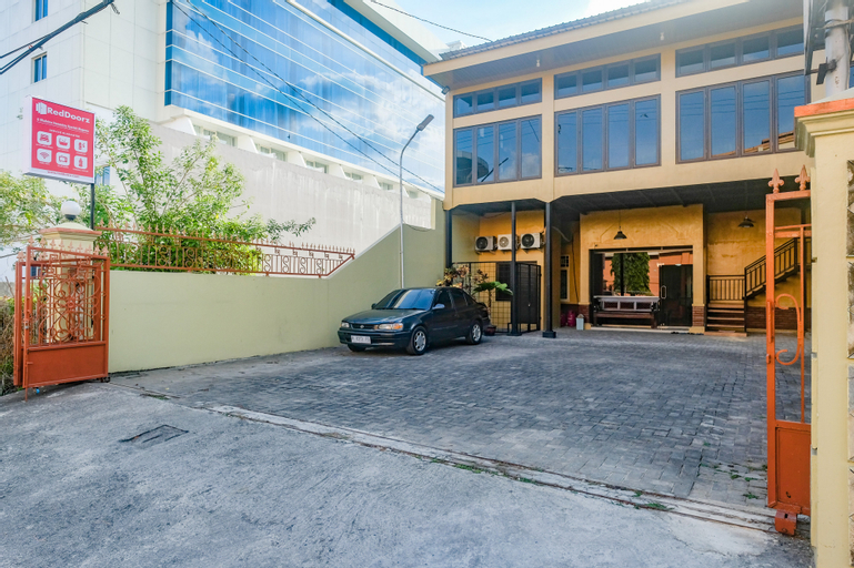 Exterior & Views 2, RedDoorz @ Shabrina Homestay Syariah Maguwo, Sleman