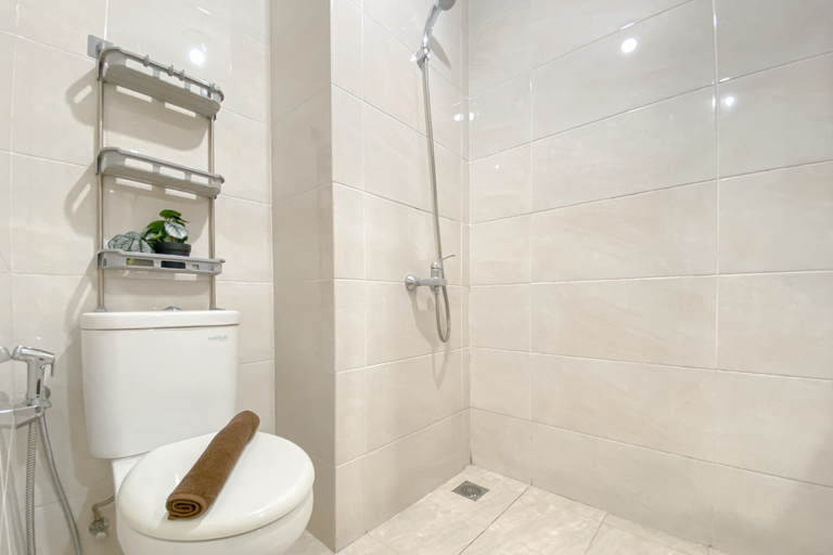Bathroom 5, Cozy Studio Apartment at Mustika Golf Residence By Travelio, Cikarang